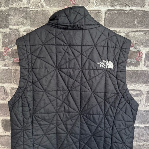 The North Face puffer vest black pockets - Picture 10 of 10